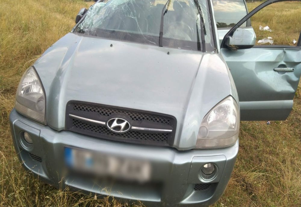 Trei tineri răniţi după ce s-au răsturnat cu maşina de pe digul de la Gostinu