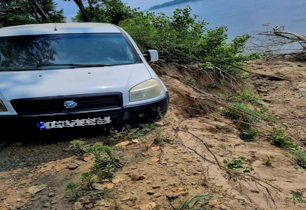 Un autoturism a fost la un pas să cadă în Dunăre, la Gostinu!