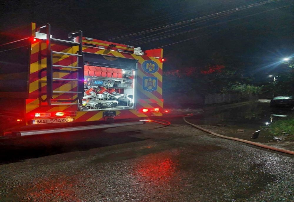 Giurgiu. Vijelia şi ploaia au făcut prăpăd. Curţi inundate şi copaci căzuţi pe carosabil în mai multe localităţi