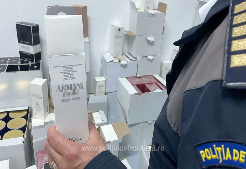 Bunuri contrafăcute, descoperite în două autocare, în PTF Giurgiu