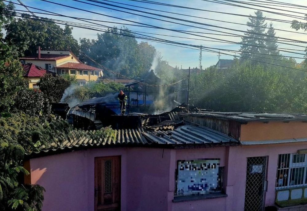 Incendiu la un magazin din Bolintin Deal. O femeie a avut nevoie de îngrijiri medicale