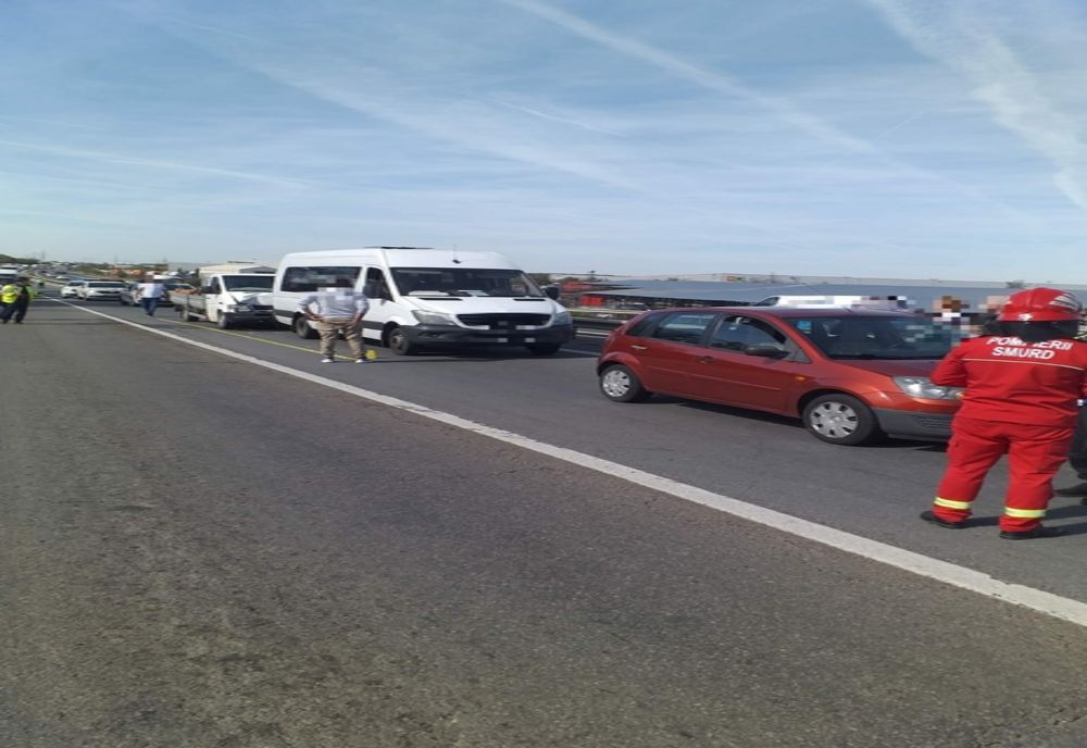 Accident rutier pe Autostrada A1, între un autoturism un microbuz de călători şi un microbuz de marfă. Trei persoane au avut nevoie de îngrijiri medicale