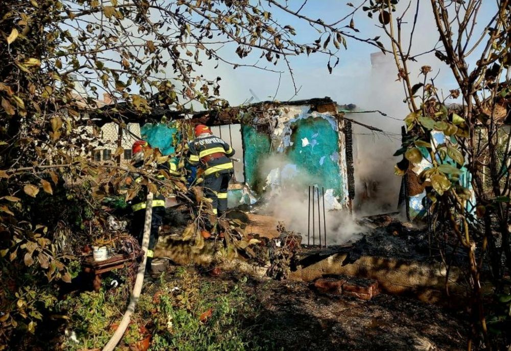 Casă mistuită de flăcări, la Clejani