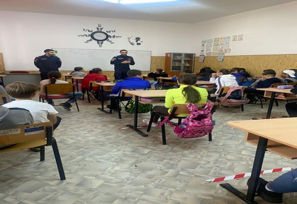 Activităţi preventive desfăşurate în şcoli, de jandarmii giurgiuveni, pentru prevenirea faptelor antisociale