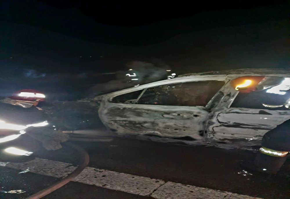 Un autoturism  a luat foc pe Autostrada A1, la kilometrul 34. Flăcările s-au extins şi la vegetaţia uscată