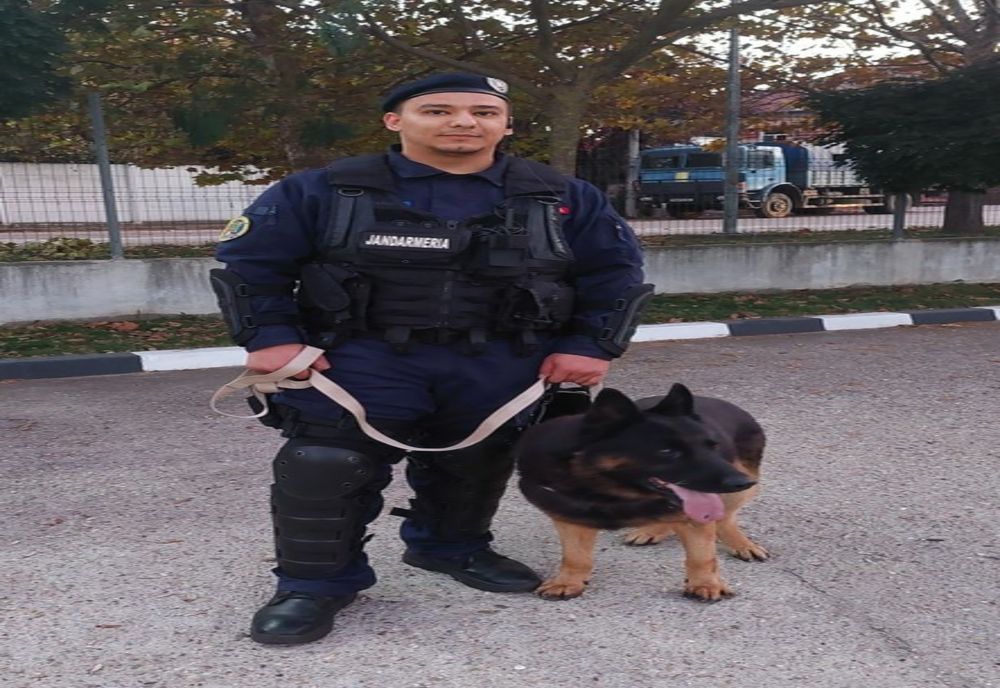 Geantă în care se găseau 1000 lei, un laptop și documente personale, găsită de un jandarm aflat în timpul liber, returnată proprietarului