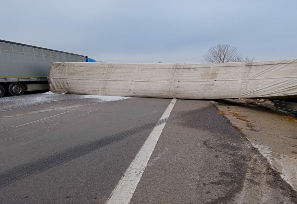 Giurgiu. Un autotren încărcat cu uree s-a răsturnat pe DN 5
