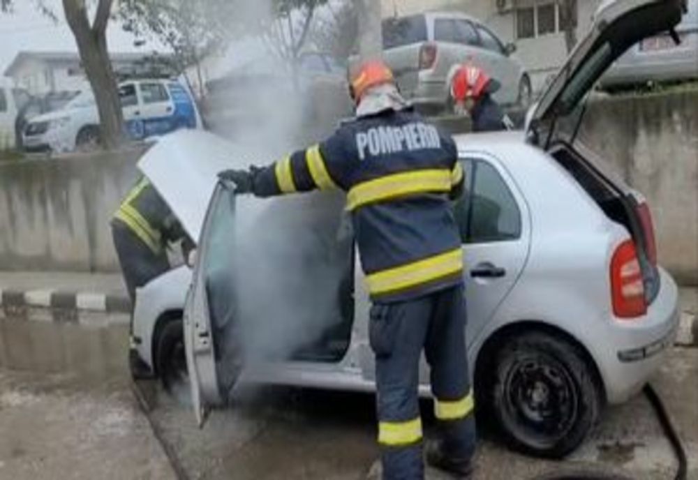 Maşină în flăcări, pe strada Rozelor din municipiul Giurgiu