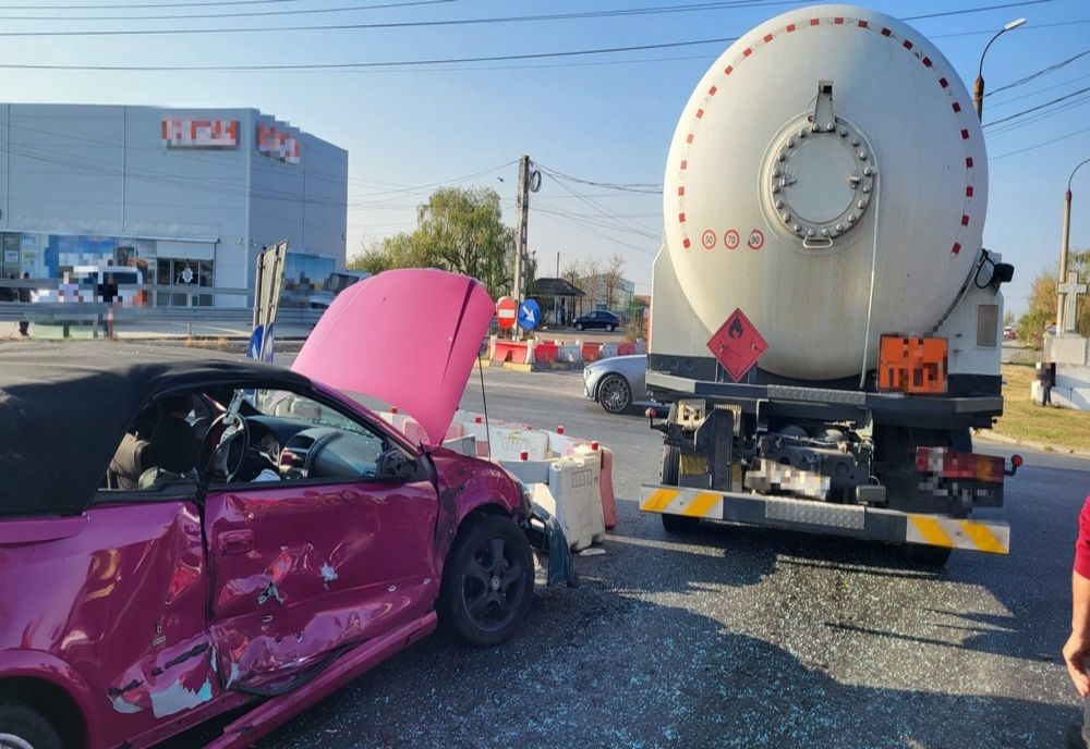 Cisternă încărcată cu GPL şi un autoturism,  implicate într-un accident rutier, pe DN5B