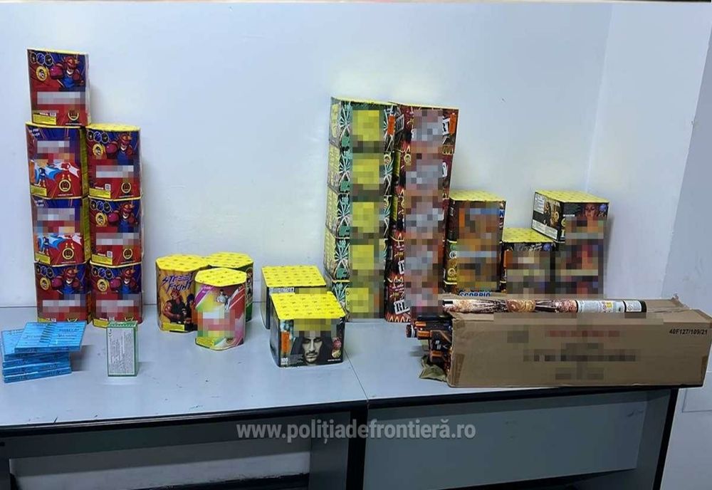 Sute de articole pirotehnice, descoperite în PTF Giurgiu