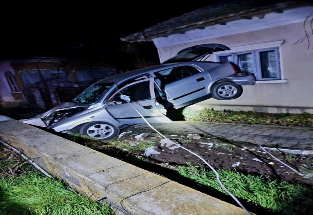 Un autoturism scăpat de sub control s-a oprit într-o casă, pe DN 5C, în județul Giurgiu. Șoferul a fost rănit