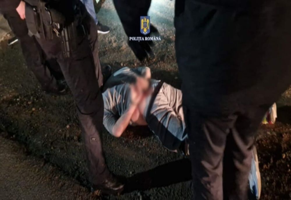 Un bărbat înarmat cu o sabie a amenințat cu moartea mai multe persoane din Mihăileşti. Poliția a tras mai multe focuri de armă ca să-l prindă