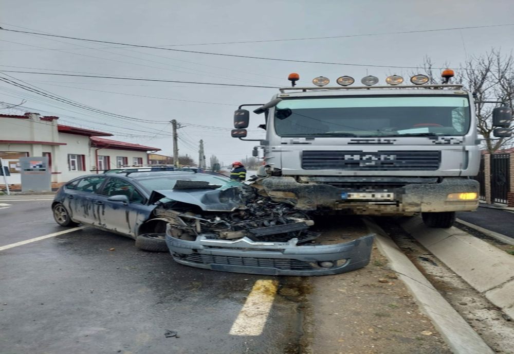 Impact între o autobasculantă şi un autoturism, la Adunaţii Copăceni