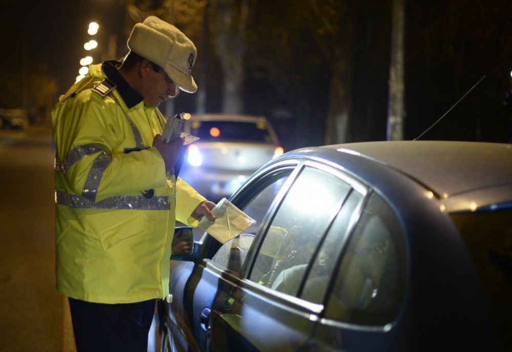 Giurgiu. Doi bărbaţi depistaţi de poliţiştii rutieri la volanul autoturismului, deşi aveau dreptul de a conduce suspendat