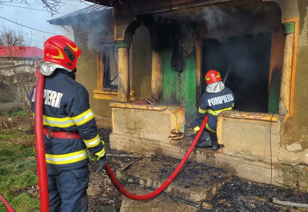 Casă distrusă de flăcări la Vedea din cauza unui scurtcircuit