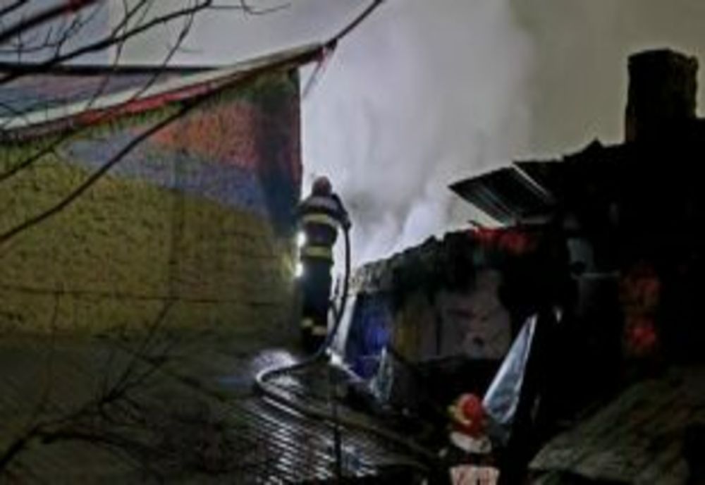 Incendiu violent la Ogrezeni! O magazie şi bunurile din interior s-au făcut scrum