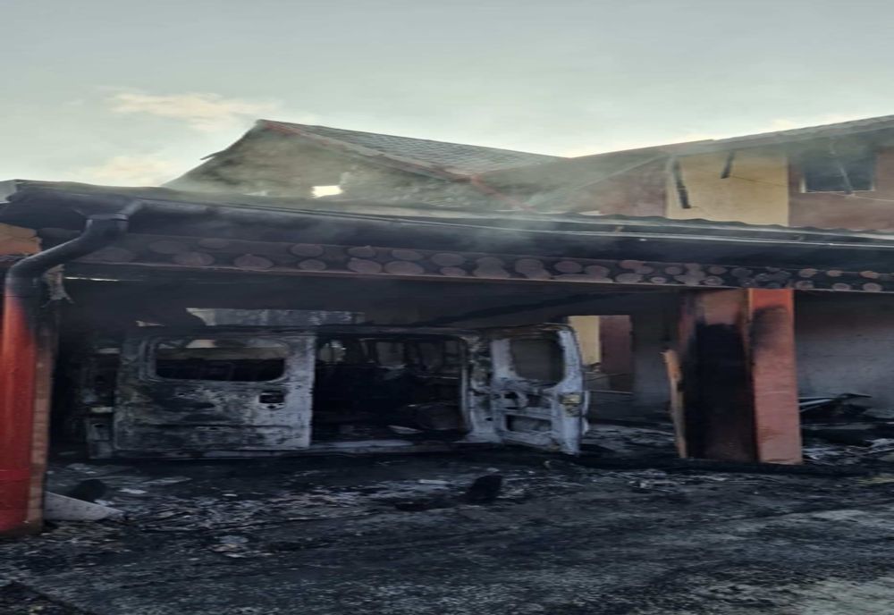 Giurgiu. Gospodărie în flăcări după ce un microbuz a luat foc în garaj
