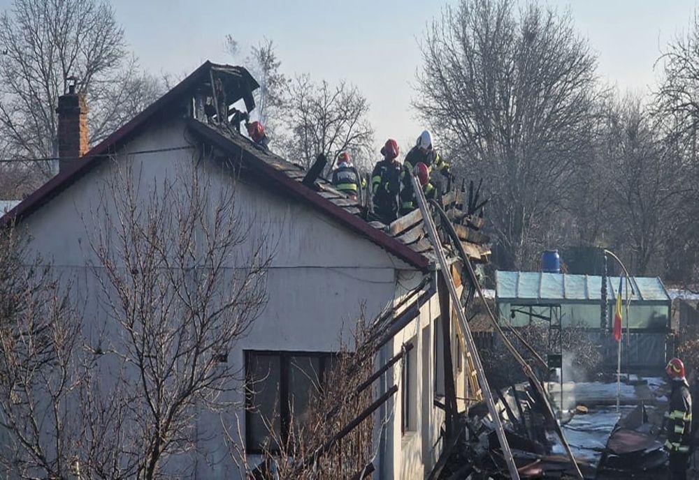 Giurgiu. Incendiu violent la podul unei case din localitatea Ogrezeni