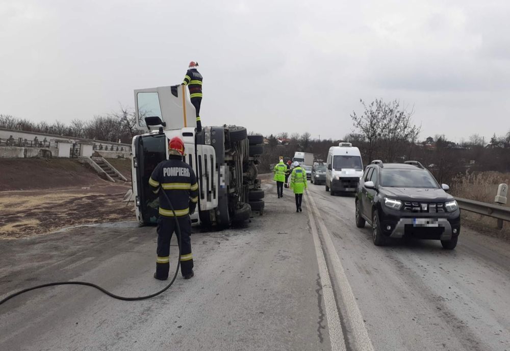 Autotren încărcat cu rapiţă, răsturnat pe DN 6, în judeţul Giurgiu