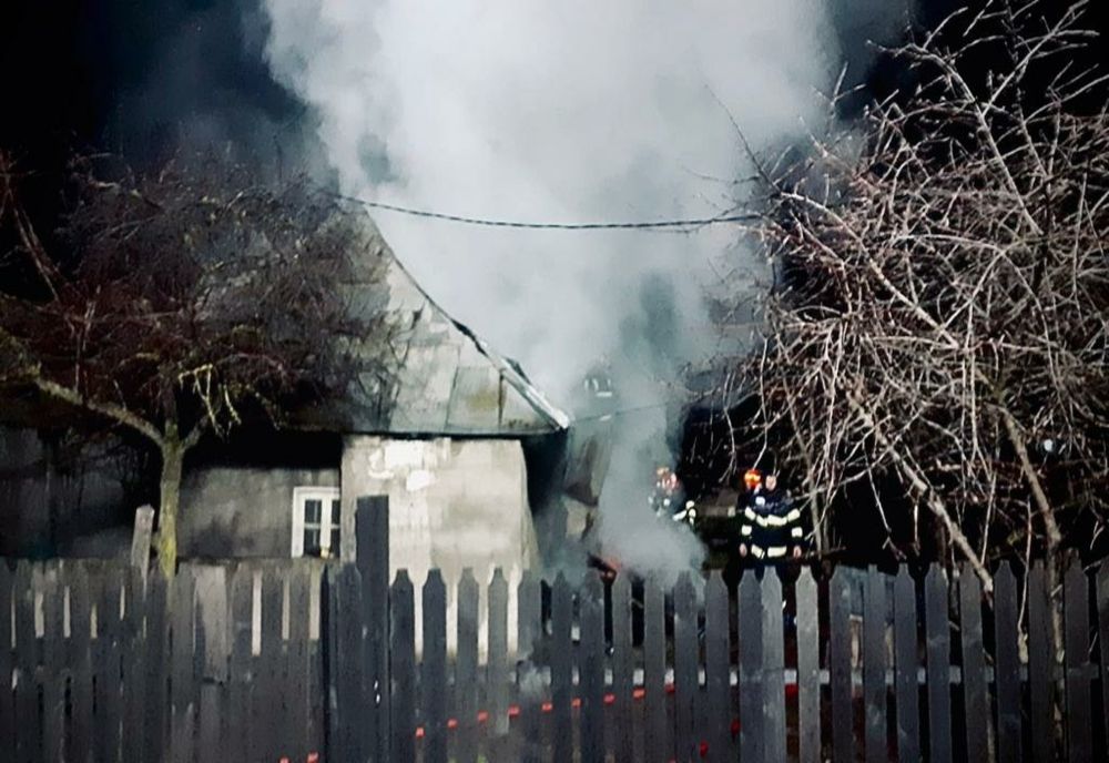 Locuință mistuită de flăcări, la Ghimpați