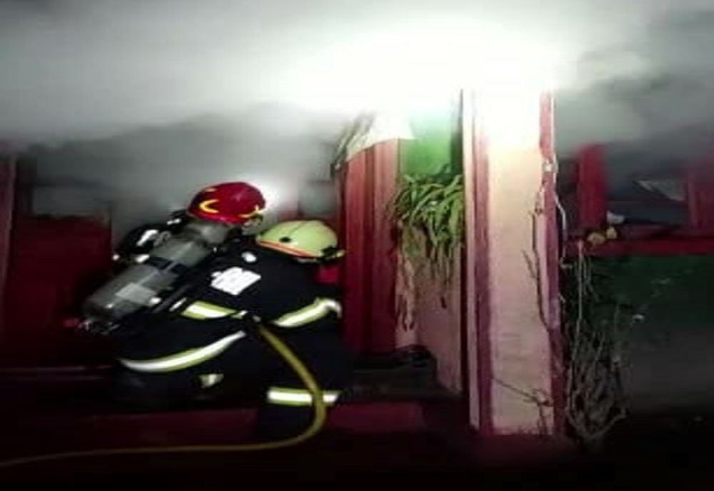 Giurgiu. Incendiu provocat de un aragaz defect. Două persoane, printre care şi un copil de doi ani, au suferi arsuri  