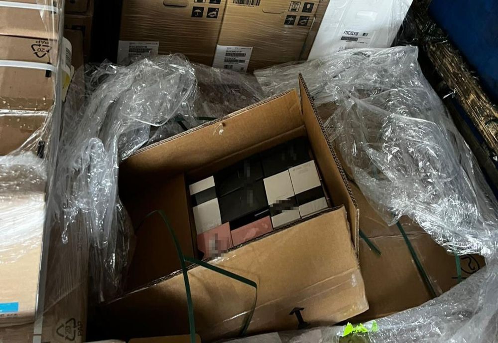 Giurgiu. Mii de parfumuri contrafăcute, confiscate de poliţiştii de frontieră