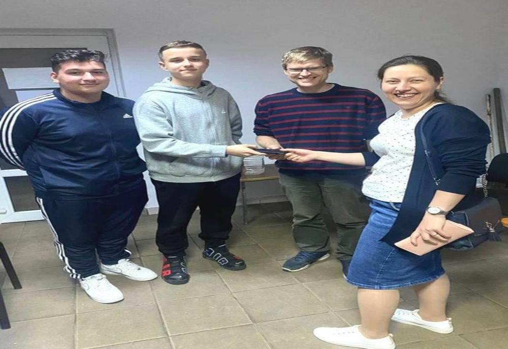 Doi tineri din Giurgiu au cerut ajutorul jandarmilor, după ce au găsit un telefon mobil şi un card bancar uitat pe o bancă. Bunurile au fost înapoiate proprietarului