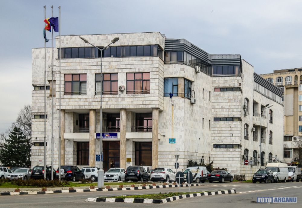 Protest la Prefectura Giurgiu. Funcţionarii publici şi personalul contractual protestează prin încetarea lucrului