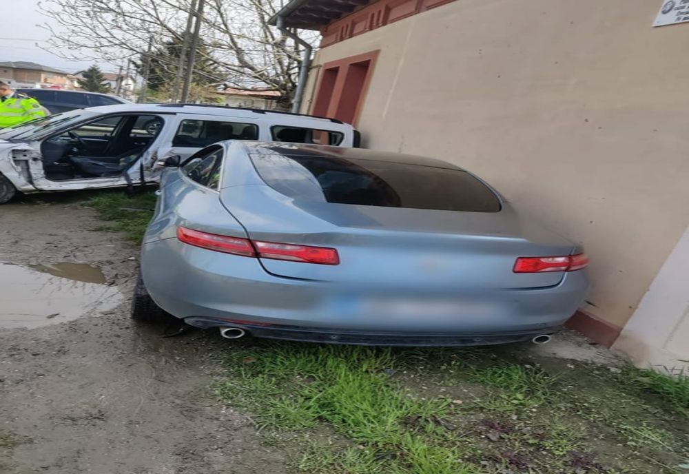 Accident rutier la Bolintin Vale. Doi bărbaţi au avut nevoie de îngrijiri medicale. Unul dintre şoferi a rămas încarcerat 