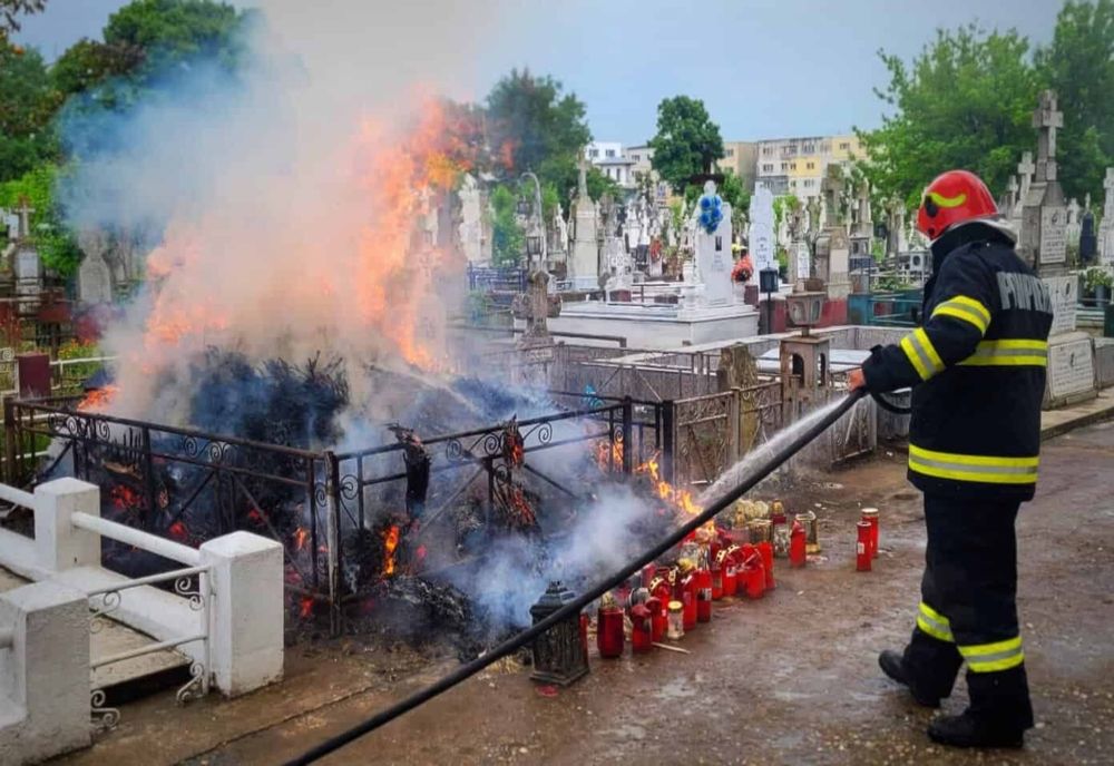  Incendiu în cimitirul Sfântul Haralambie din Giurgiu. Au ars mai multe coroane aflate pe un mormânt 