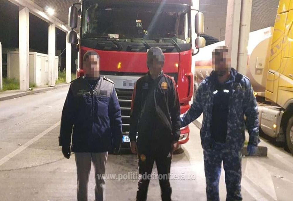 Giurgiu. Migranţi din Palestina şi Libia, descoperiţi în două autocamioane turceşti încărcate cu diverse bunuri 