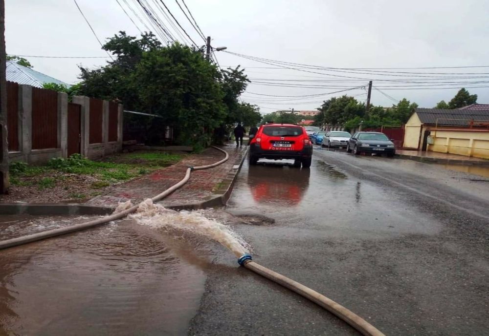 Curţi inundate în Giurgiu şi Călugăreni din cauza ploilor torenţiale