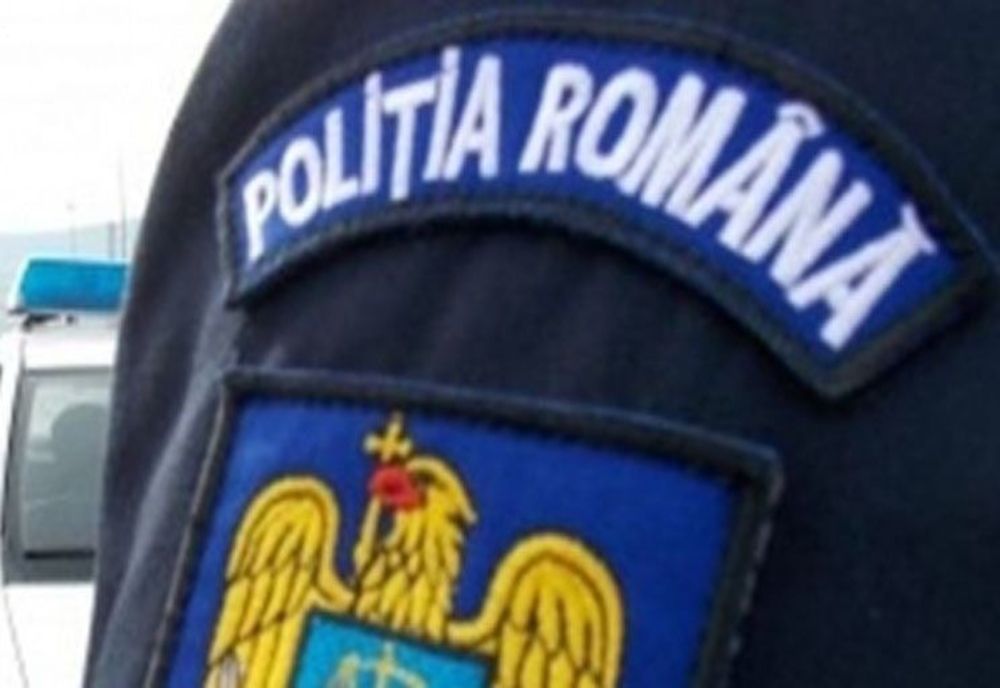UN BĂRBAT A INTRAT CU TROTINETA ELECTRICĂ ÎN MAȘINA POLIȚIEI
