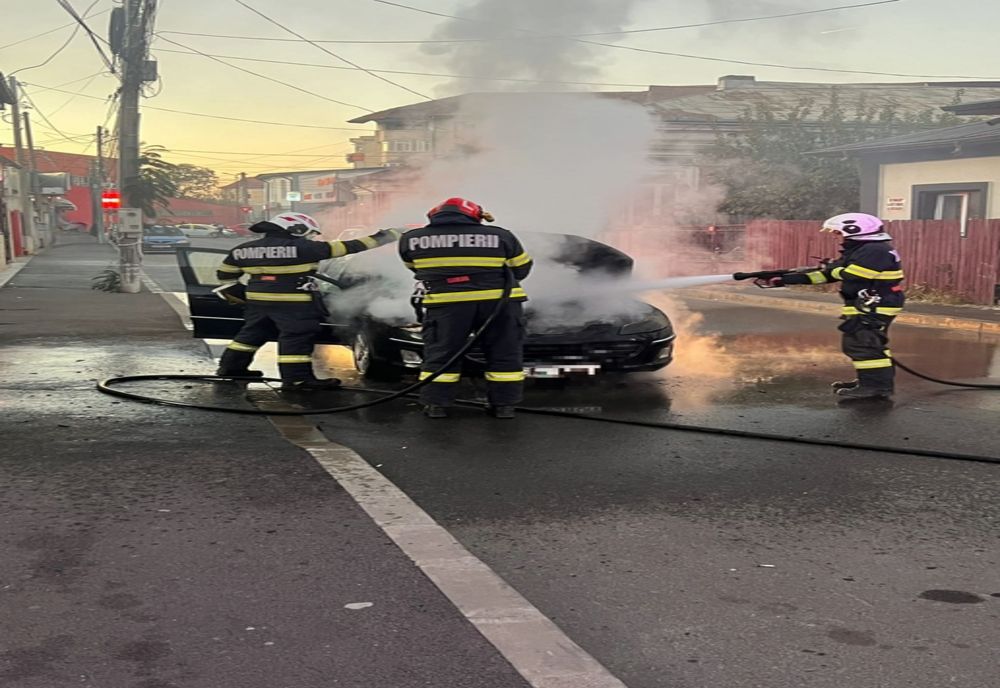 AUTOTURISM CUPRINS DE FLĂCĂRI ÎN GIURGIU: POMPIERII AU INTERVENIT DE URGENȚĂ