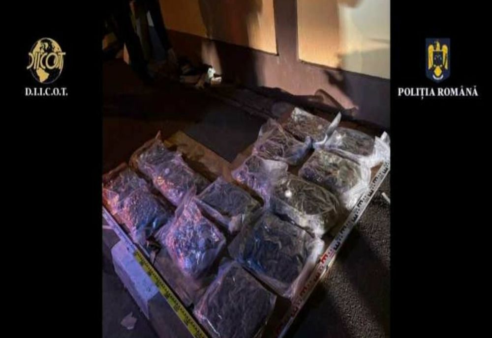 METODĂ INGENIOASĂ FOLOSITĂ DE TRAFICANȚI: DROGURI ASCUNSE ÎNTR-O MAȘINĂ, URCATĂ PE O PLATFORMĂ DE TRACTĂRI AUTO