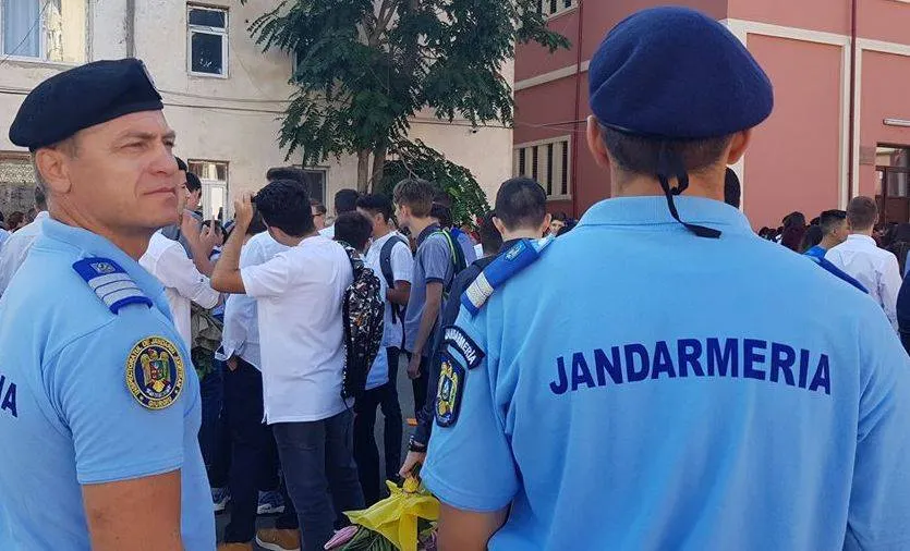 Jandarmi in licee