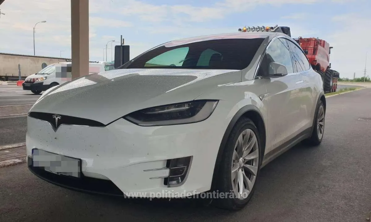 Tesla cautat