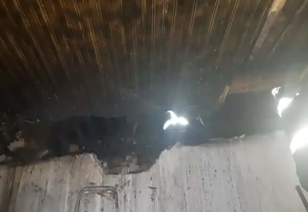 O casă bătrânească din localitatea Mihăilești, distrusă de un incendiu