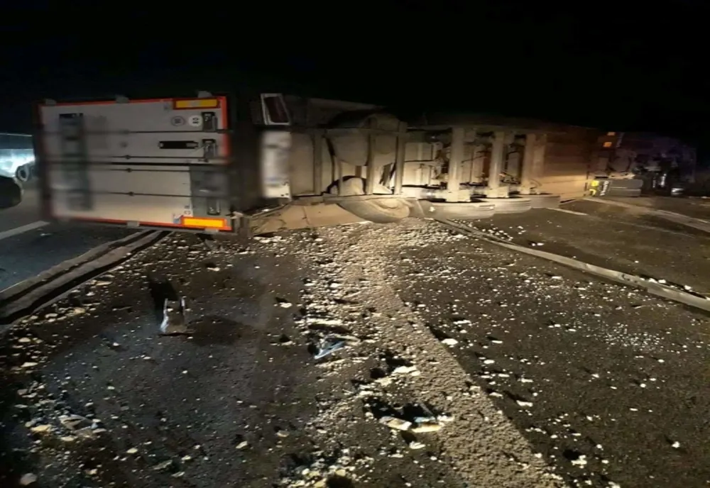 Un TIR încărcat cu iaurt s-a răsturnat pe A1, în județul Giurgiu. Circulația este blocată 