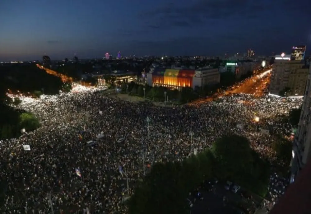 Începând de astăzi, sunt interzise manifestările publice sau private cu un număr de participanți mai mare de 1000 de persoane