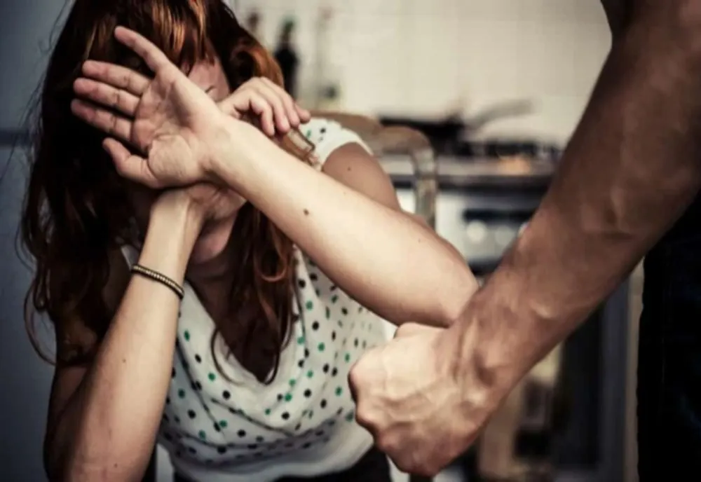 Bărbat cercetat pentru violență domestică după ce și-a agresat soția