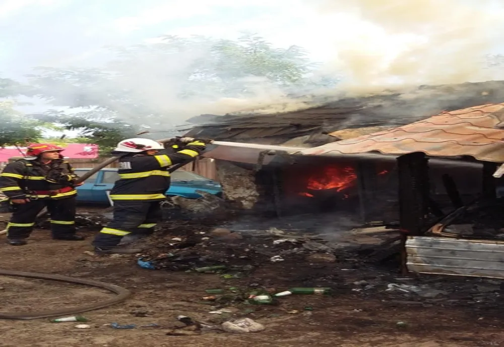 Un incendiu a cuprins o locuință din Bălanu. Trei autospeciale de pompieri intervin