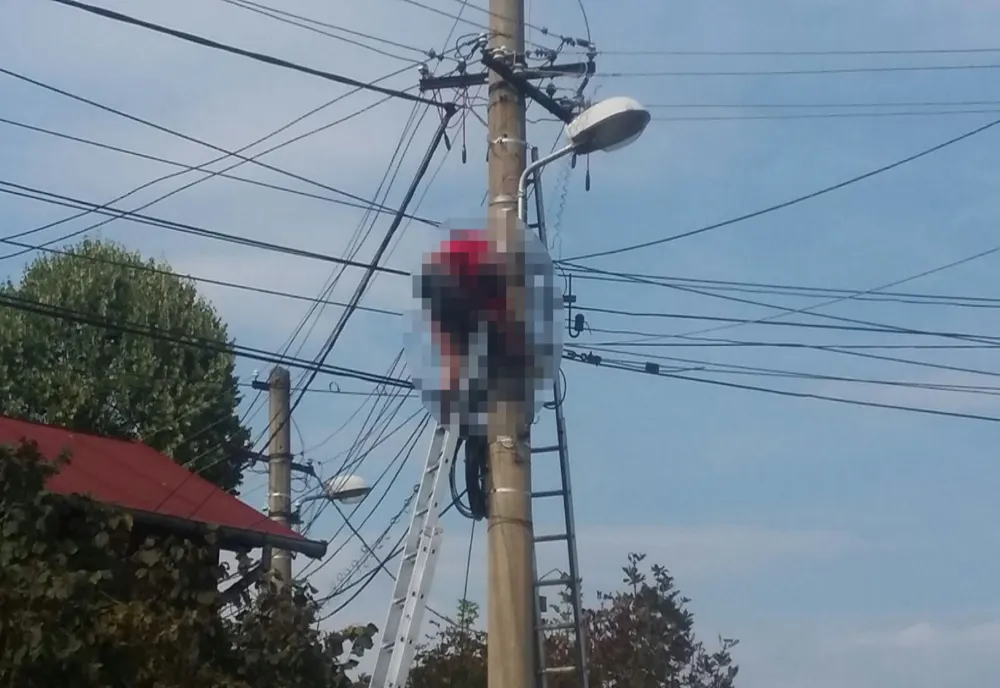 Un angajat al unei firme de cablu a murit după ce s-a electrocutat și a căzut de pe scara metalică