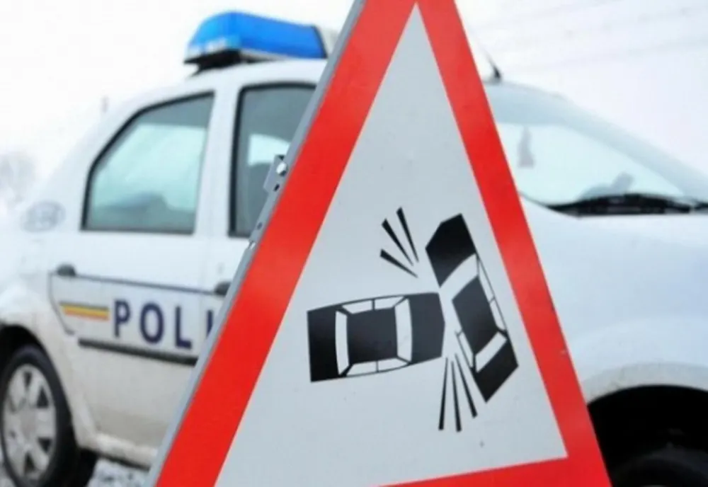 Accident pe DC 143A, la Săbăreni. O vidanjă s-a răsturnat în șanț