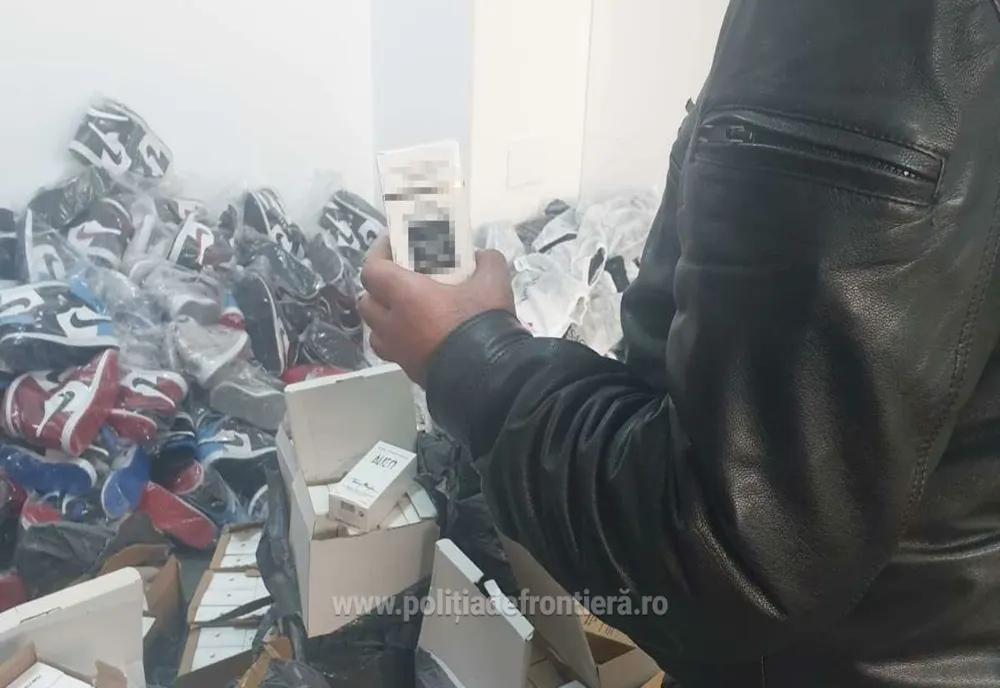 Aproape 3.000 de parfumuri și încălțăminte "de firmă", confiscate la frontiera de la Giurgiu