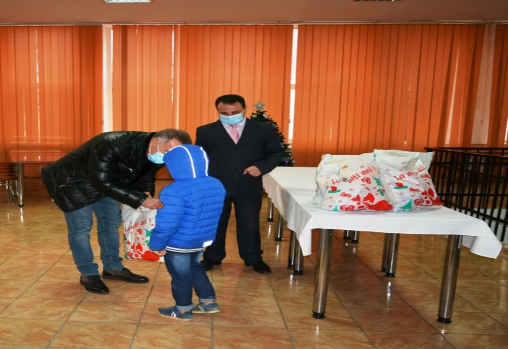 Cadouri de la autoritățile din Giurgiu pentru copiii din familii defavorizate 