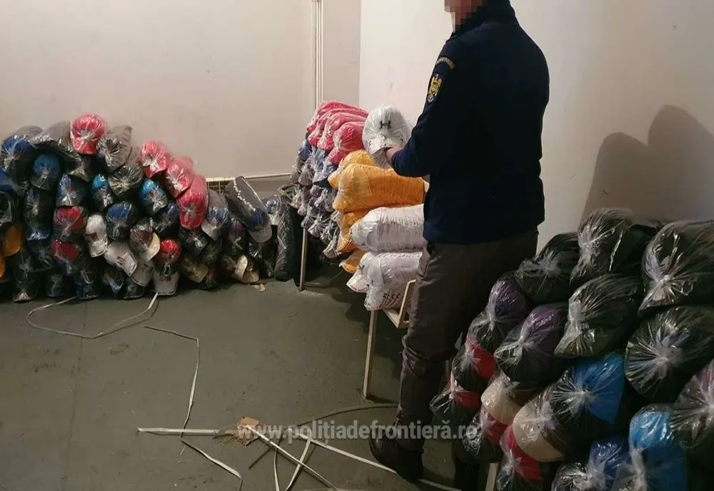Mii de parfumuri și șepci contrafăcute, confiscate de polițiștii de frontieră de la Giurgiu 