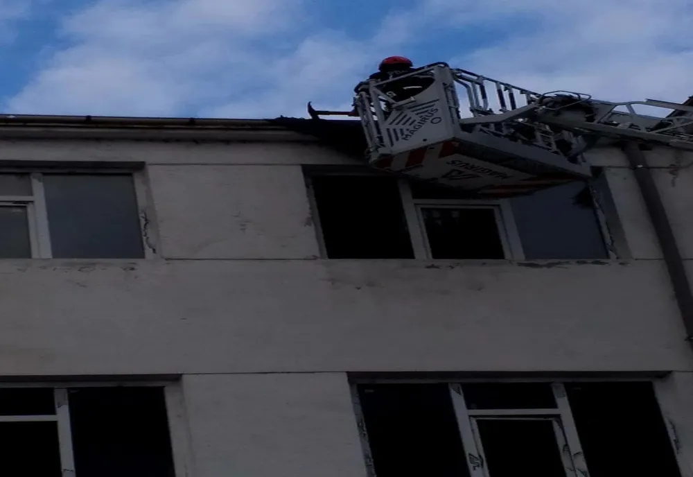 Tablă smulsă de pe acoperișuri și copaci doborâți de vânt, la Giurgiu