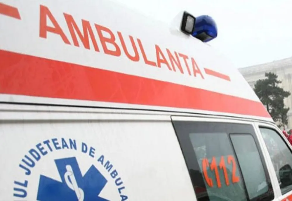 Accident rutier pe DJ 411. O șoferiță s-a răsturnat cu mașina în afara părții carosabile 