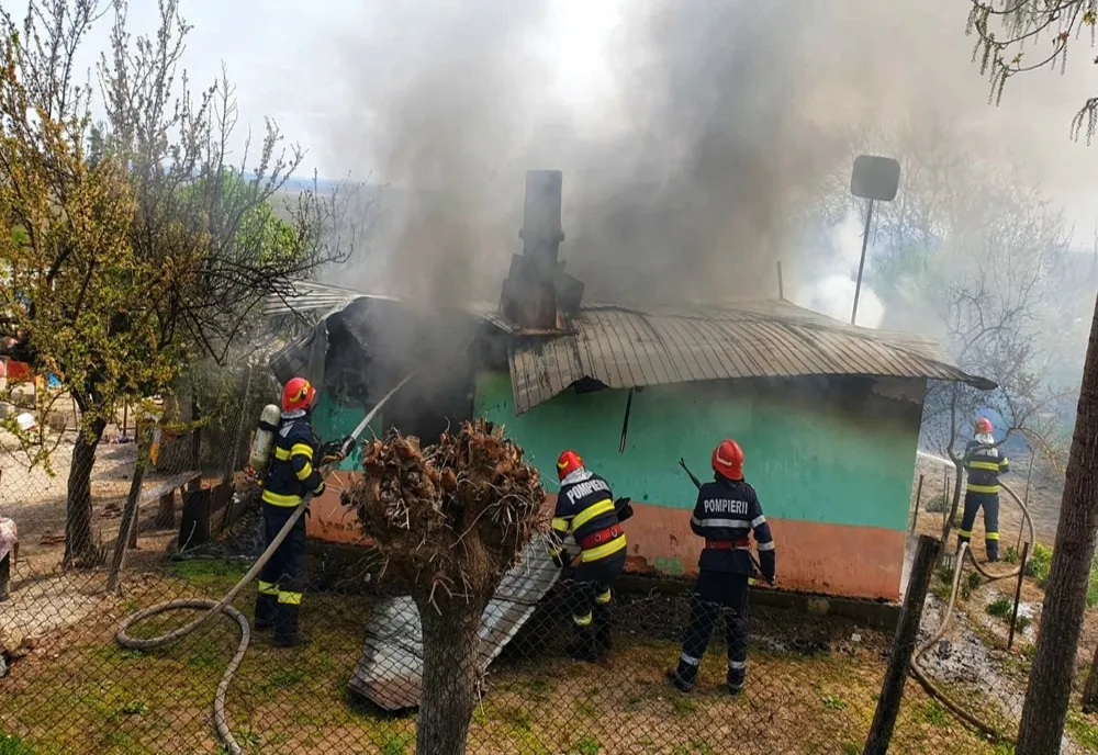 Ajutați o familie din Pietrele rămasă fără acoperiș deasupra capului! 